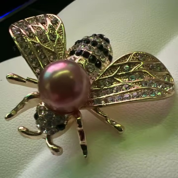 Crystal Pearl Bee Brooch Pin – Luxury Gold Insect Design - Picture 13 of 14